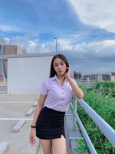Une étudiante thaïlandaise a fui des mamelons roses