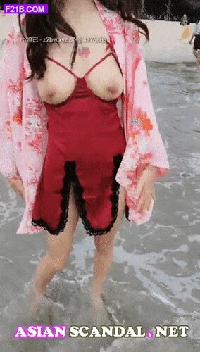 아름다운 소녀 큰 가슴과 엉덩이가 해변에 있습니다.