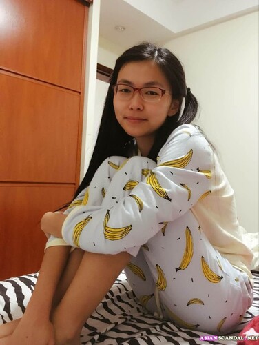 The four-eyed girlfriend of the Normal University