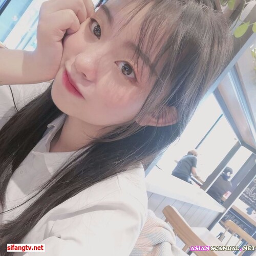 L'étudiante chinoise la plus mignonne suce et chevauche la bite de son amie d'université